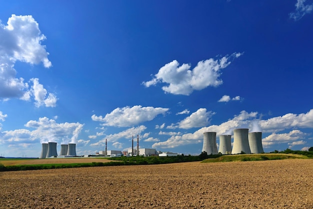 Kerncentrale Concept voor industrie en technologie Energiecrisis Stijgende energieprijzen Ruslands oorlog tegen Oekraïne Dukovany Tsjechië