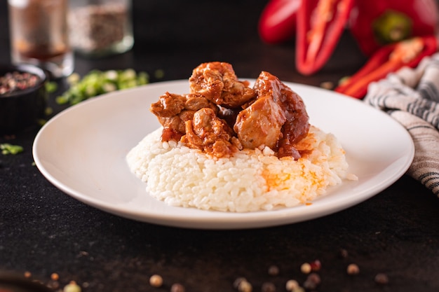 kerrie kippenvlees met rijst kruiden tomatensaus keuken maaltijd snack op tafel kopieer ruimte eten