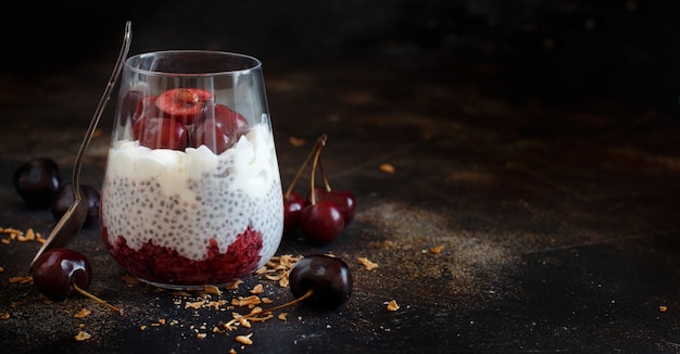 Kers en yoghurt smoothie in een glas close-up