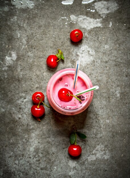 Kers verse smoothies op de stenen tafel.