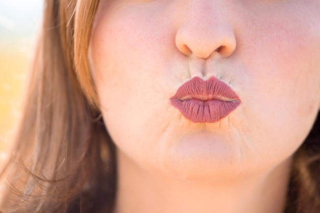 Kersen rode lippen van een jong meisje kussen