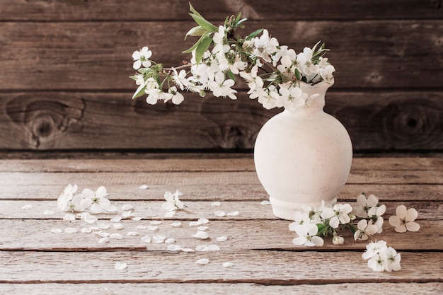 Kersenbloemen op houten achtergrond