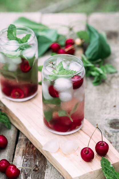 Kersencocktail met ijs en munt in een glas