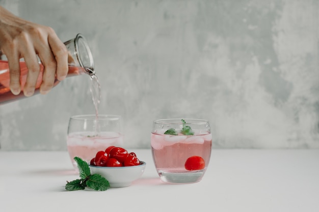 Kersencocktail met muntblaadjes, handbediening