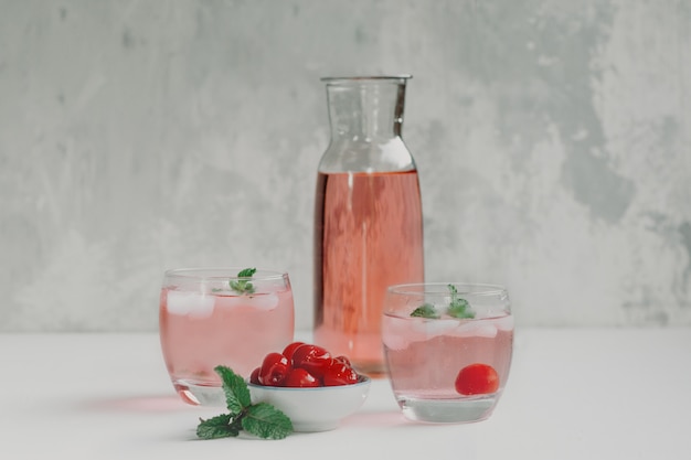 Kersencocktail met muntblaadjes