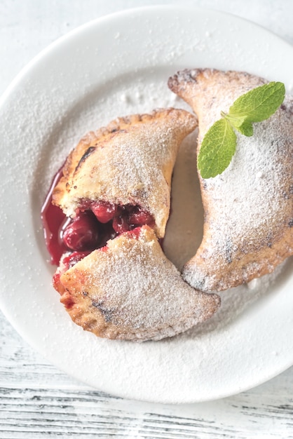 Kersenempanadas op de witte plaat