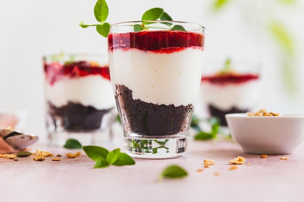 Kersenroomkaas en chocoladekoekje portie gelaagd dessert zwarte woud trifle zomerdessert