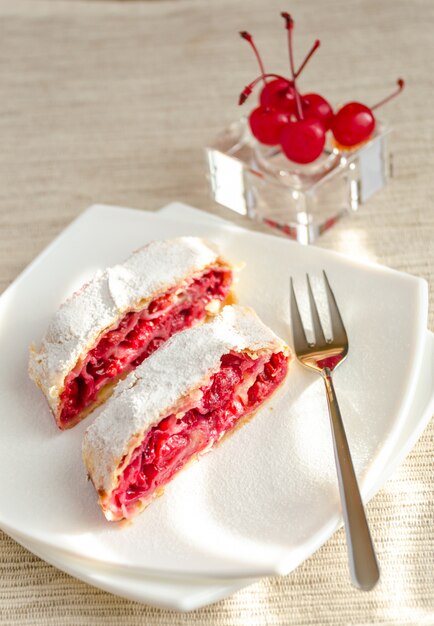 Kersenstrudel op de vierkante plaat