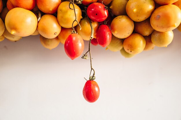 Kersentomaten die op de muur in het zuiden van Italië hangen