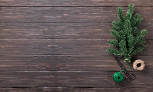 Kerst achtergrond. Boeket van dennentakken vastgebonden met touw op een houten tafel. Banner.