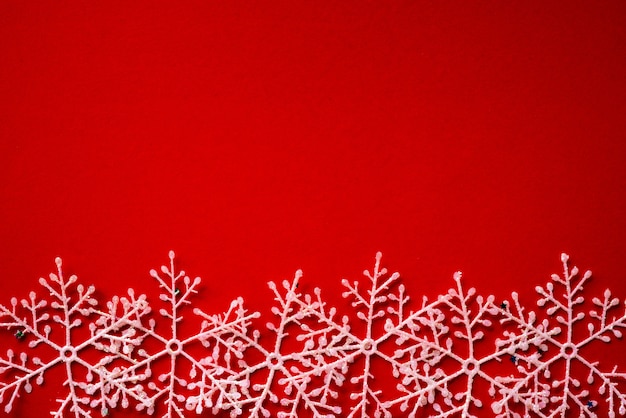 Kerst achtergrond concept. Kerstmis witte sneeuw met kleurrijke papieren ster