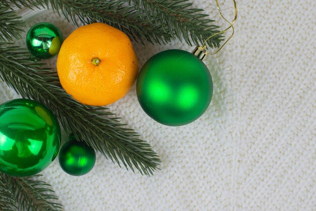 Kerst achtergrond decoratie spar takken kleurrijke ballen op achtergrond met kopie ruimte