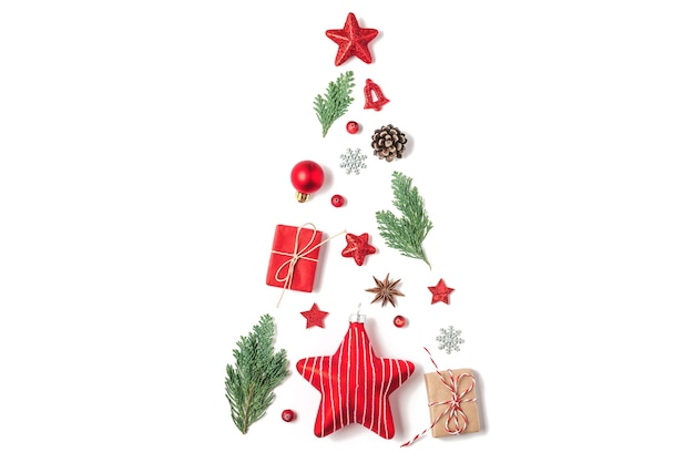 Kerst achtergrond gemaakt van fir takken, rode decoraties, bessen en geschenkdozen op witte achtergrond