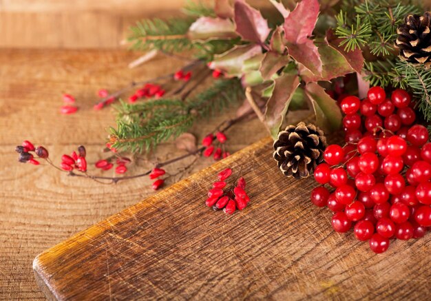 Kerst achtergrond gemaakt van ipadoub vuren takken kegels rode viburnum bessen op een donkere houten rustieke achtergrond Kerst achtergrond Kopieer ruimte voor tekst bovenaanzicht