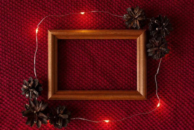 Kerst achtergrond Kegels frame en slinger liggend op de gebreide textuur van een trui