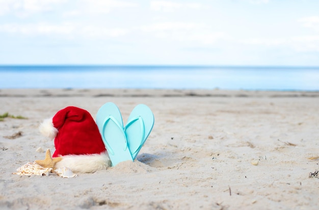 Kerst achtergrond Kerstman hoed op het strand