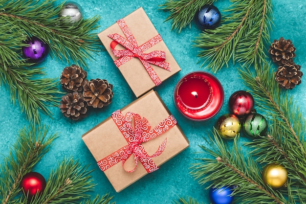 Kerst achtergrond met ballen, geschenkdoos, rode kaars en pijnboomtakken, wenskaart
