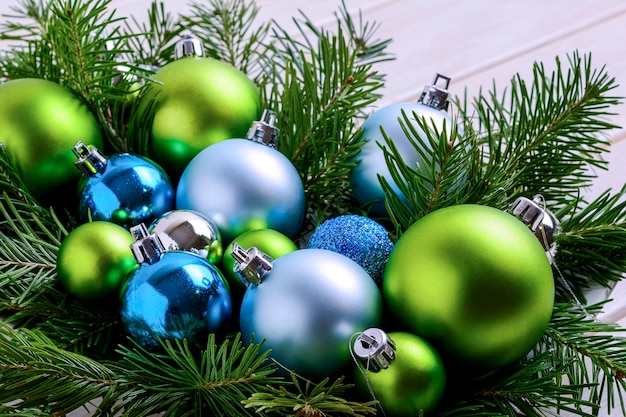 Kerst achtergrond met blauwe en groene ballen