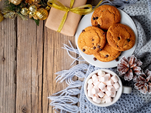 Kerst achtergrond met cacao, marshmallow. Gezellige avond, beker