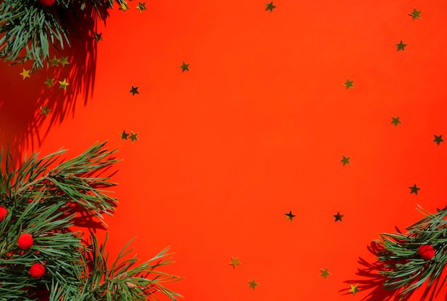 Kerst achtergrond met een kerstboom op een rode achtergrond Merry Christmas card Winter vakantie thema Gelukkig Nieuwjaar plaats voor uw tekst