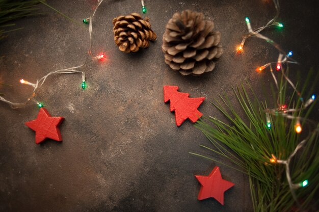 Kerst achtergrond met garland, kegels en dennentakken
