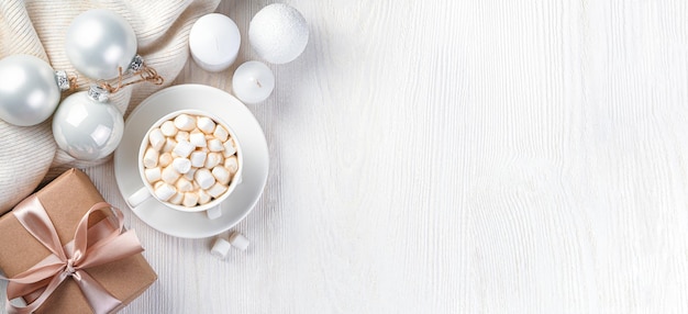 Kerst achtergrond met koffie met marshmallows kaarsen en kerstversieringen