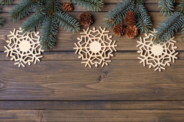 Kerst achtergrond met sparren en kegels boom op houten achtergrond