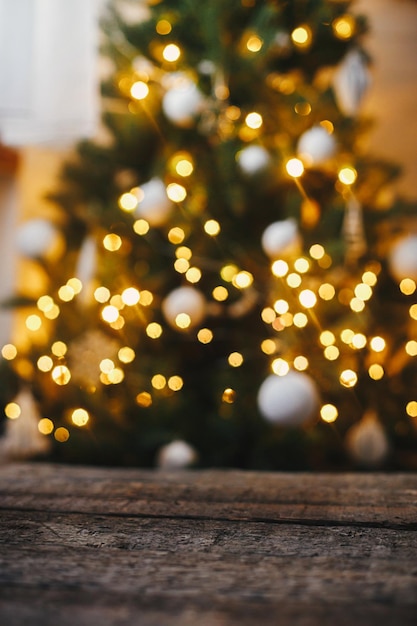 Kerst achtergrond Rustiek hout op achtergrond van kerstboom licht goud bokeh Vrolijk kerstfeest