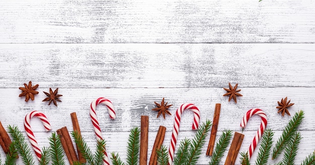 Kerst achtergrond. Spartakken, snoepriet en geschenken op een lichte houten achtergrond.