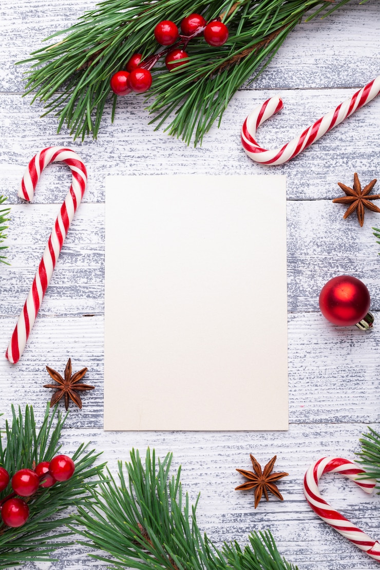 Foto kerst achtergrond. spartakken, snoepriet en geschenken op een lichte houten achtergrond.