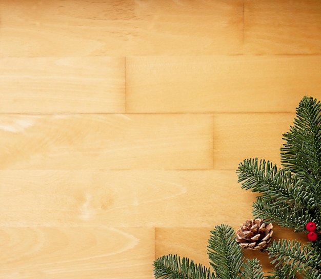 Kerst achtergrond van groene takken met rode bessen en bruine kegels