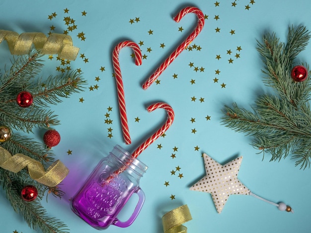 Kerst achtergrond witte cirkel Kerstboom ster takken van een levende spar schitteren in de vorm