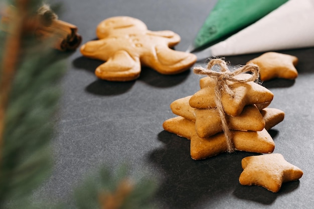 Kerst achtergrond zelfgemaakte ster peperkoek koekjes op zwart