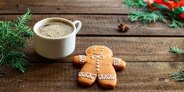 Kerst achtergrondkoekjes peperkoek en koffie op tafel