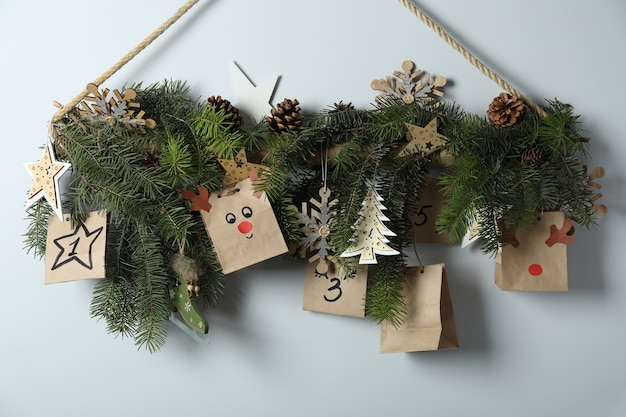 Kerst adventskalender met vuren twijgen aan de muur.