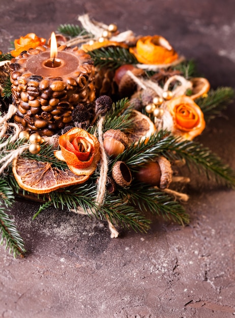 Kerst aromatische eco krans versierde mandarijnschil rozen met koffie brandende kaars