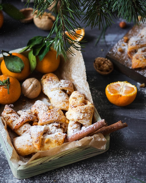 Kerst bagels met noten en kaneel croissants mandarijnen gebak hazelnoten en walnoten
