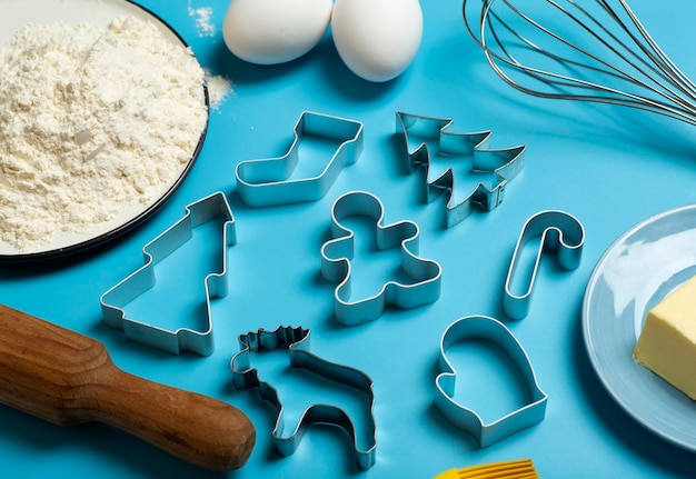 Kerst bakken achtergrond Kerst koekjes uitstekers mallen op de keuken baktafel feestelijk eten ...