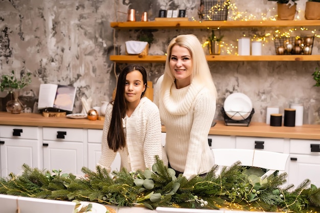 Kerst bakken, moeder en dochter samen.