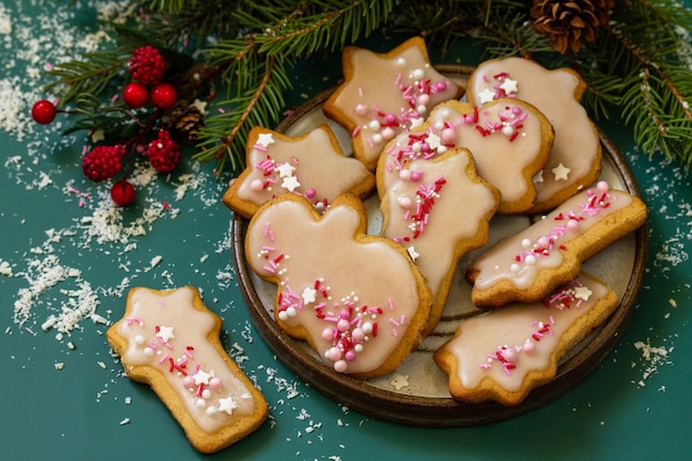 Kerst bakken Zelfgemaakte peperkoekkoekjes met glazuur