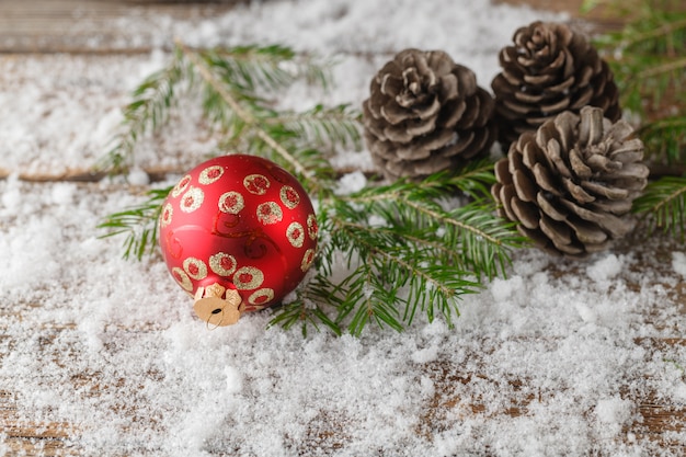 Kerst bal op sneeuw tafel