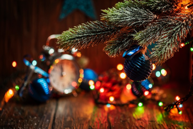 Kerst bal opknoping van de bomen en wazig licht