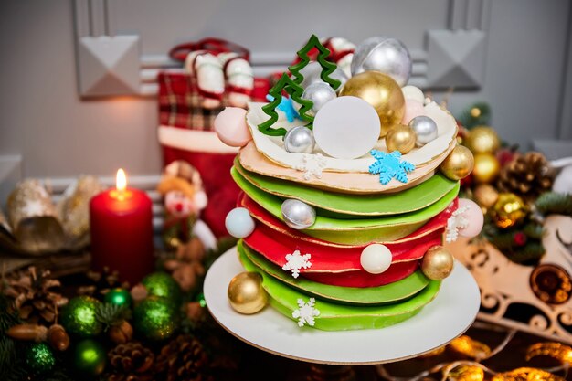 Kerst bananentaart gedecoreerd met chocolade kerstballen en kerstbomen