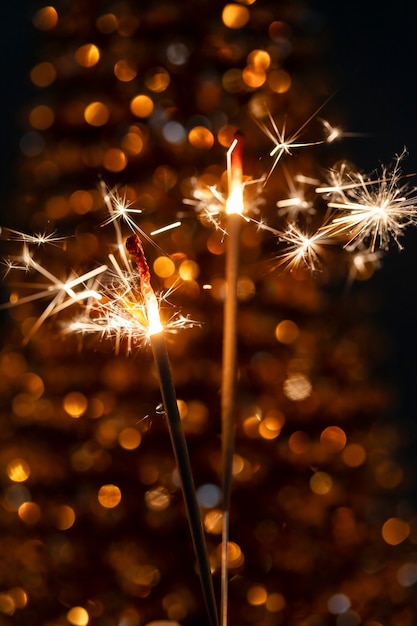 Kerst Bengaals vuur schittert tegen de zwarte achtergrond.