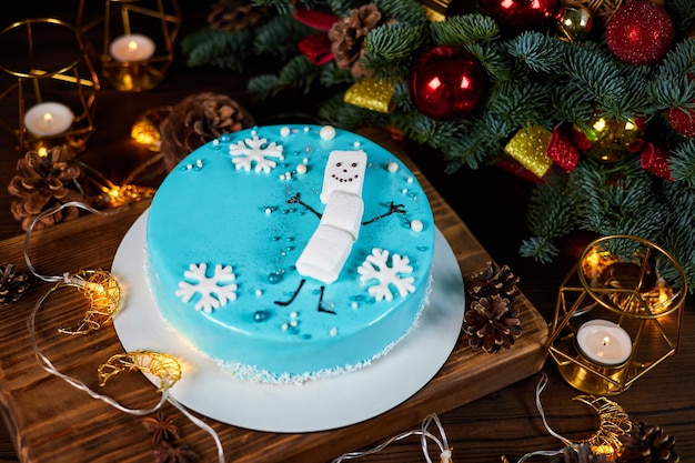 Kerst blauwe mousse cake versierd met sneeuwvlokken en een sneeuwpop