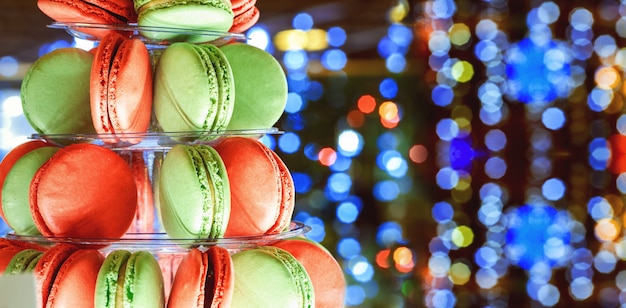 Kerst bokeh lichte kleurrijke macarons toren