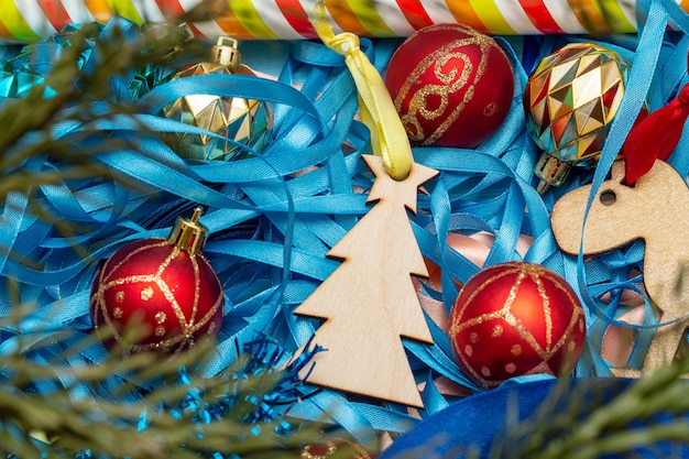 Kerst bont sparren boom speelgoed decoratie. Vakantie voorbereidingen concept.