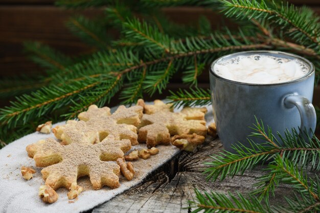 Kerst cacao met marshmallows op houten tafel