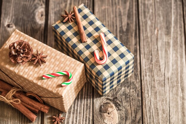 Kerst cadeau dozen op houten achtergrond, concept kerstvakantie