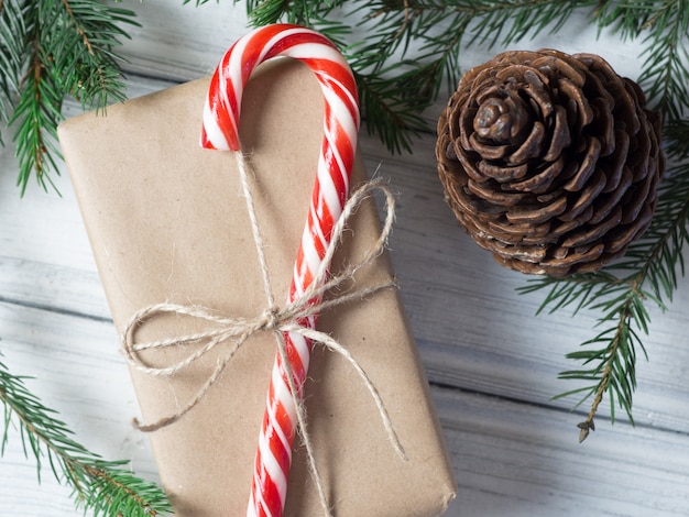 Kerst cadeau vak op de tafel met kerstboom takken